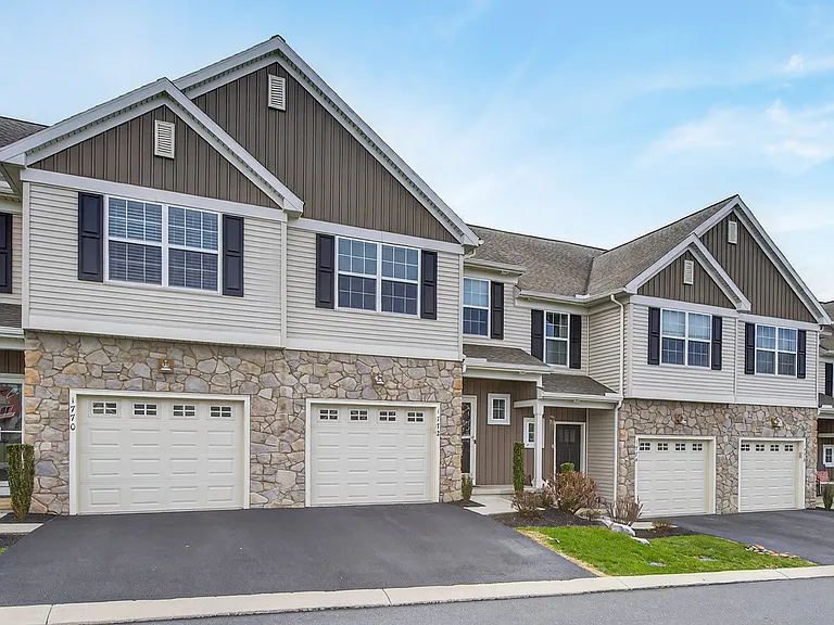 1772 Fairbank Ln — Photo 2