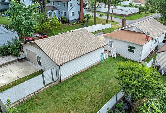 4th image of 631 Clover Ln