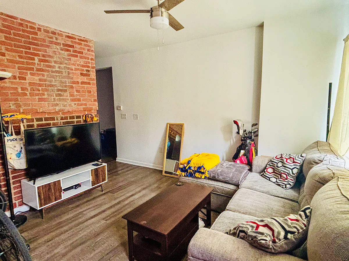 Photo 2 of 13 - 117 E Jefferson St #1 - Pittsburgh, PA Family Room - 117 E Jefferson St #1