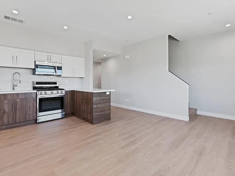 761 Cerro Gordo Ave — Photo 4