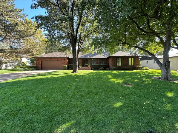 909 Club View Dr, Dodge City, KS 67801