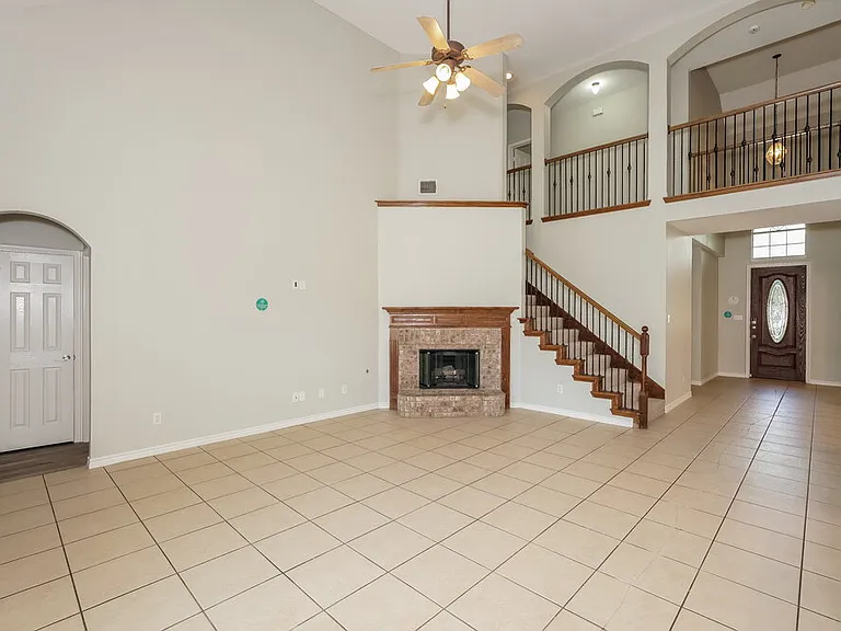 1114 Fleming Ct — Photo 4