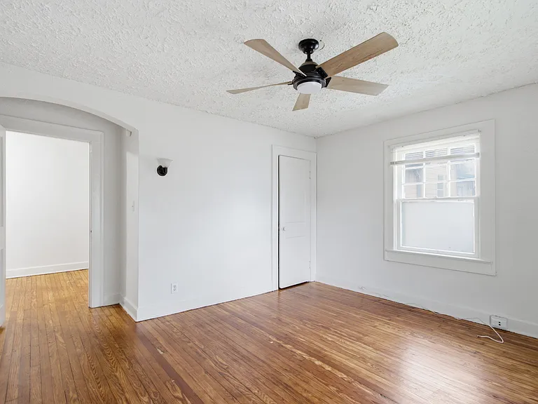 825 E 36th St — Photo 35