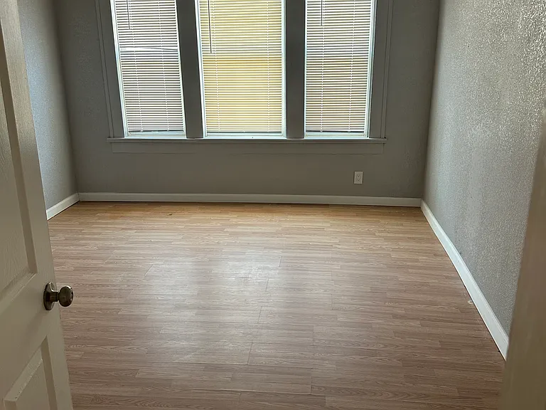 2308 Roberts Ave — Photo 6