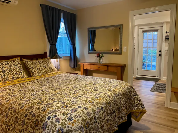 1107C Little High St, Charlottesville, VA 22902