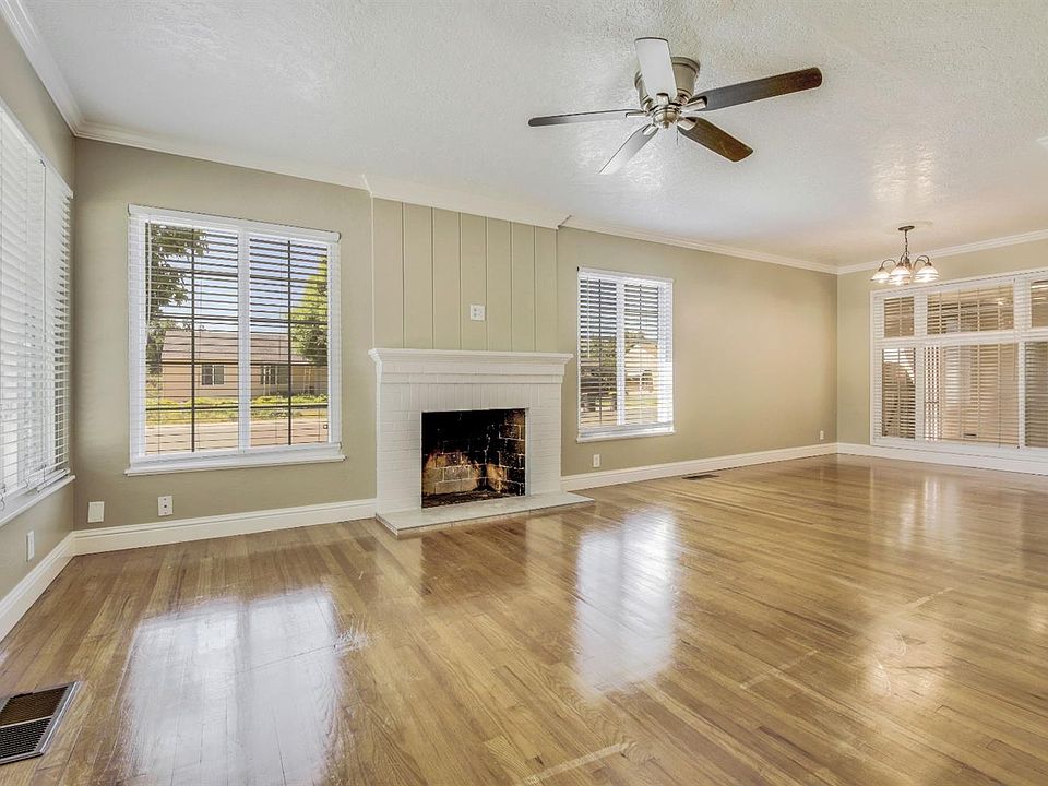 1st image of 126 Essex Ct