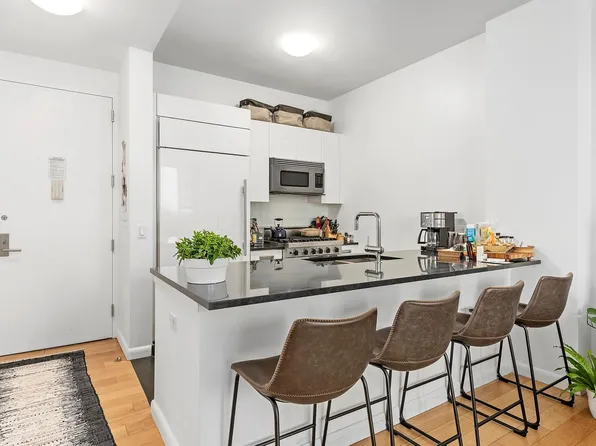 46-30 Center Boulevard image 4 of 8