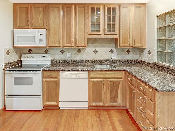 5th image of 532 Zamora Ave