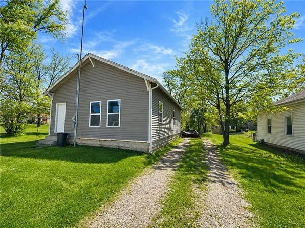 326 W Harrison Ave, Charleston, IL 61920