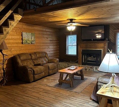 5th image of 185 Whiteman Ln