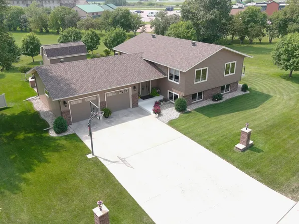 1007 Somerset Dr, Thief River Falls, MN 56701
