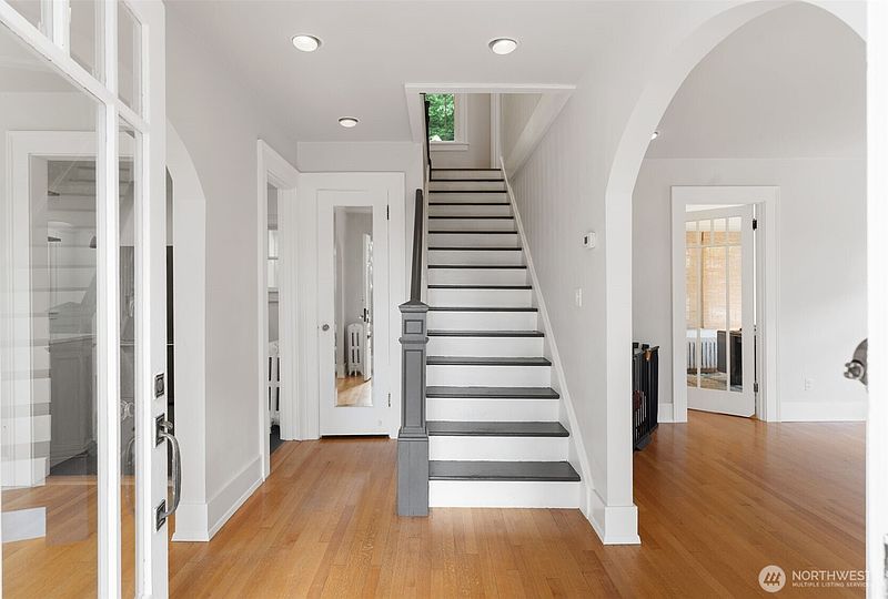 4th image of 336 NE Adams Avenue