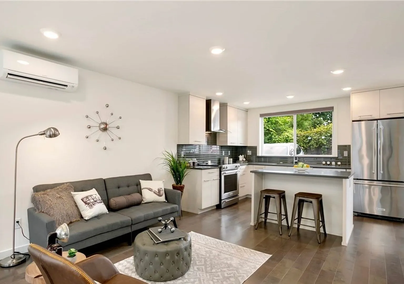 Spacious 4-Bedroom, 3-Bathroom Townhome in West Seattle — Photo 3