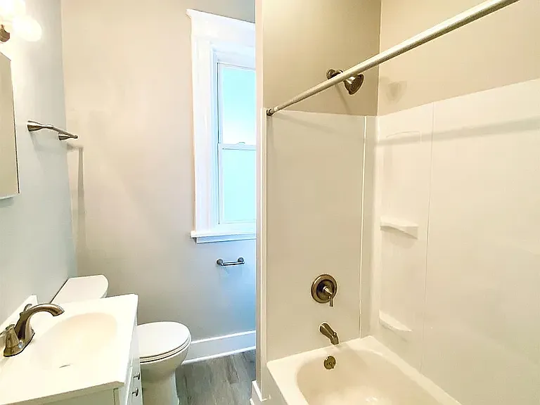 240 Helen St — Photo 8
