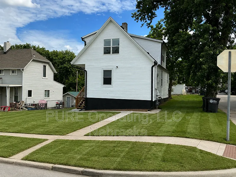 4 bed, 2.0 bath, 1100 sqft, $1,700 — Photo 2