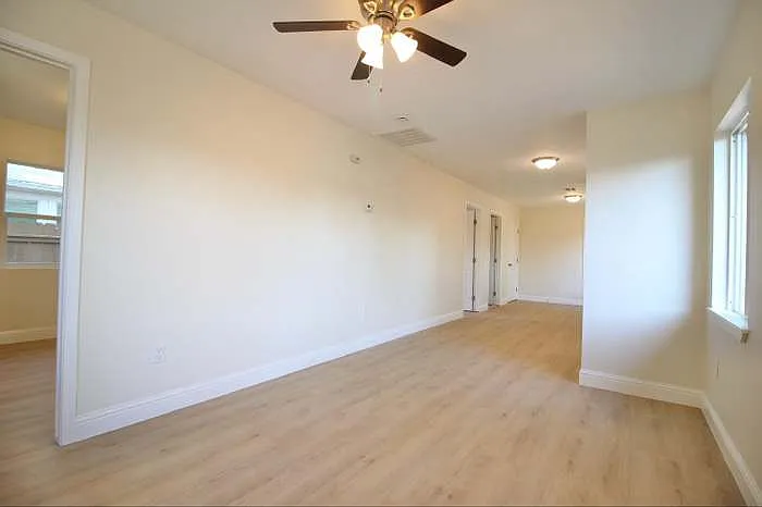 1346 N Safford Ave — Photo 3
