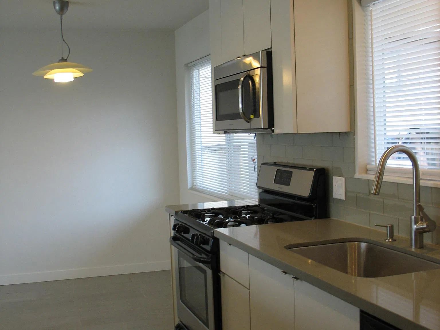 2 bed, 950 sqft, $4,875 — Photo 2