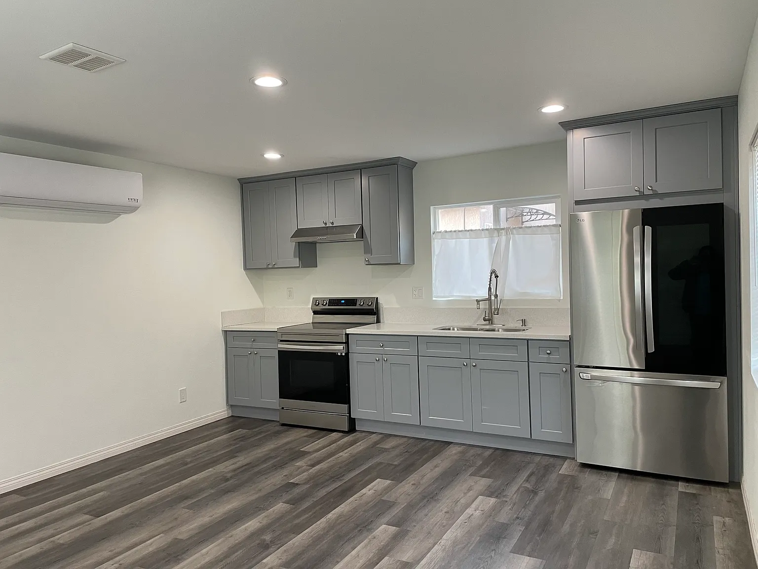 2 bed, 810 sqft, $2,400 — Photo 1
