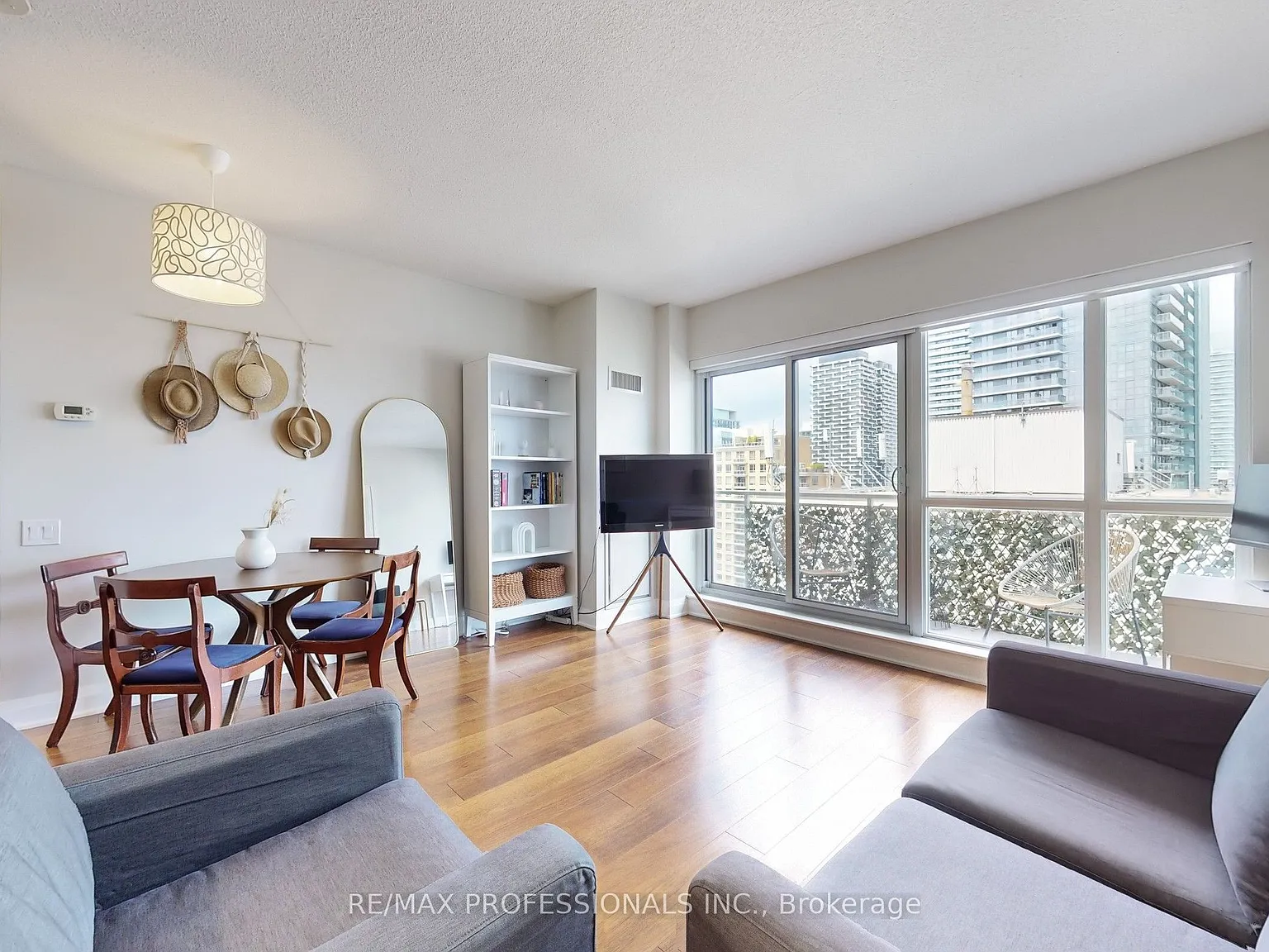 83 Redpath Residences — Photo 2