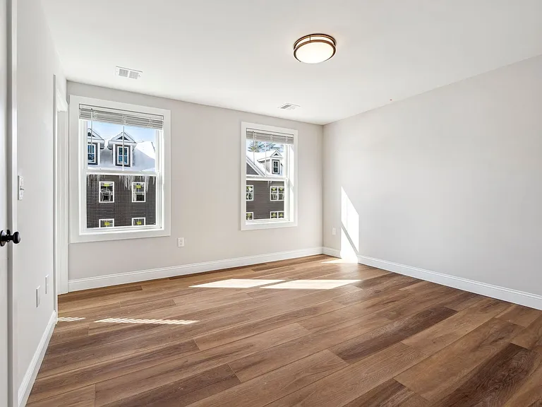 Bayberry Commons- 3 Bedroom 2.5 Bath Townhomes with 2 Car Garage — Photo 52