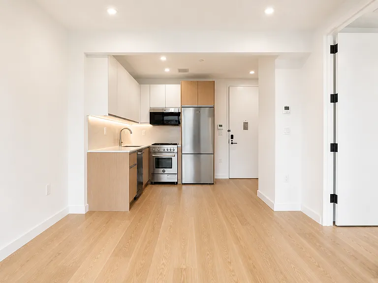 31-19 29th St #4D — Photo 2