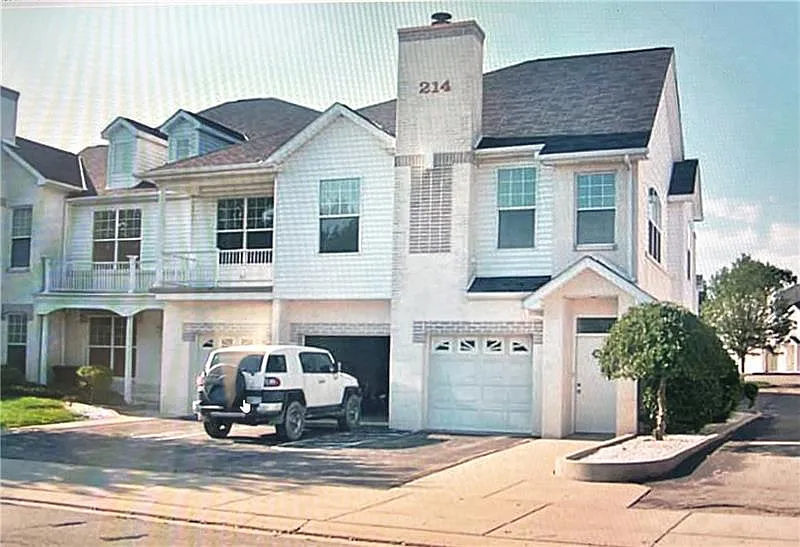 214 Adams Pointe Blvd Unit 9 photo 1