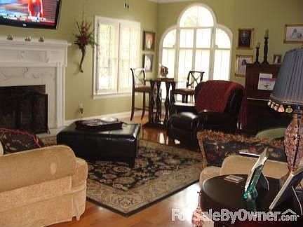 great rm 10 ft ceilings gas logs & more
