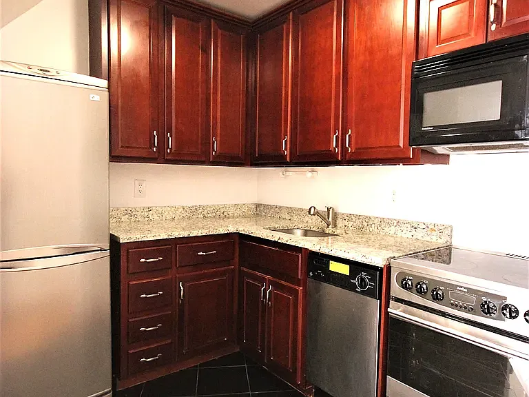 525 W 49th St #5D — Photo 3