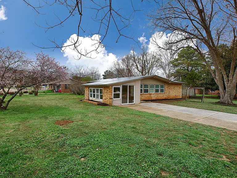 2814 Holiday Dr SW — Photo 2
