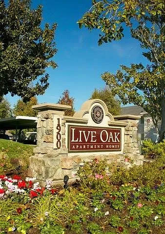 Live Oak Apartments — Photo 2