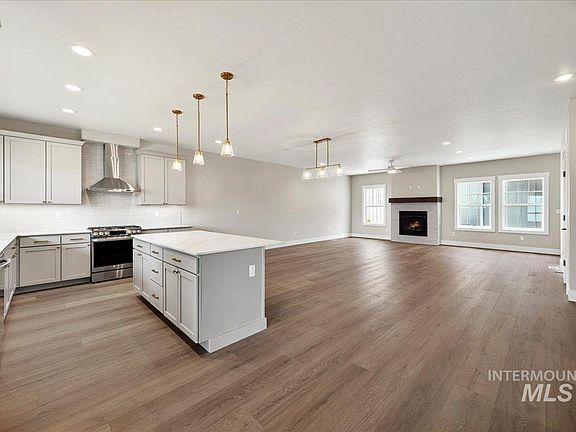 3rd image of 142 N Edgewood Ln