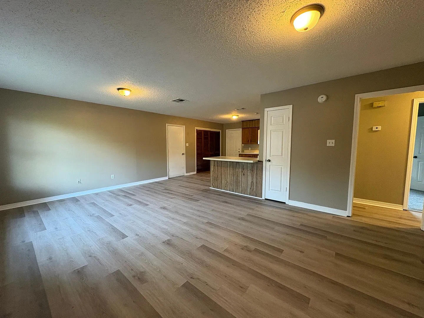 Wonderful 3 bedroom/1.5 bath with Central Air & Heat — Photo 3