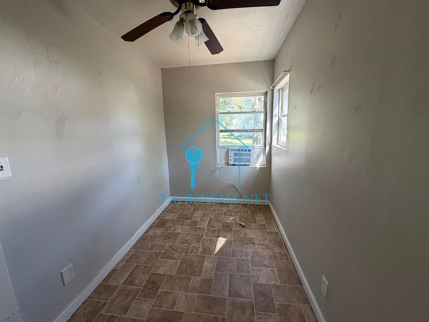 **Move In Special | 2 Bed 1 Bath House With Yard | Newton | Pets Ok — Photo 2