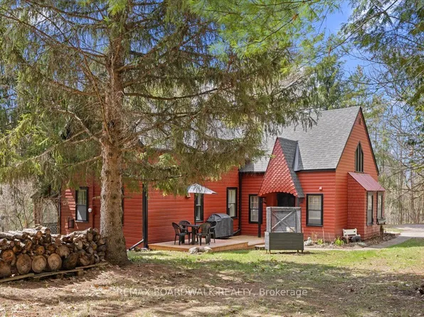 105 Purdons Bay Rd, Lanark Highlands, ON K0G 1M0