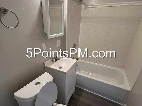 3rd image of 7805 Bancroft Ave