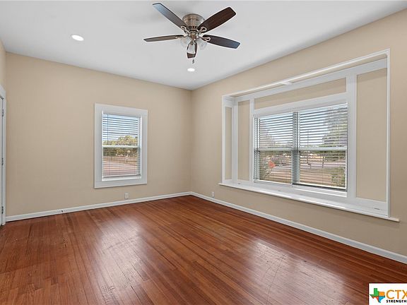 3rd image of 1433 Saint Lawrence St