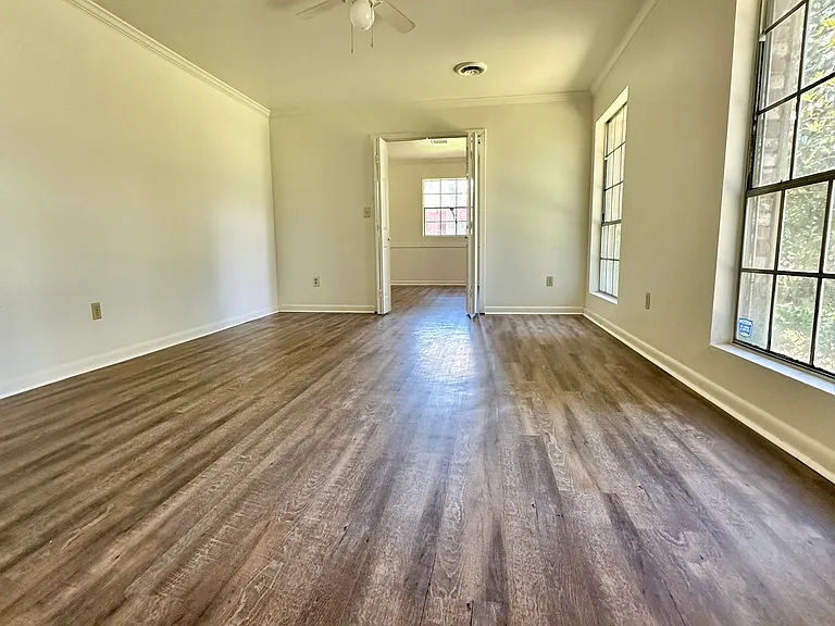 1519 Roswell Dr — Photo 2