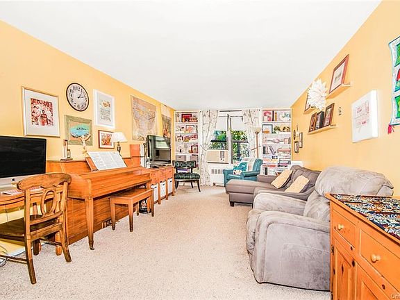 3rd image of 10 Franklin Ave APT 6M