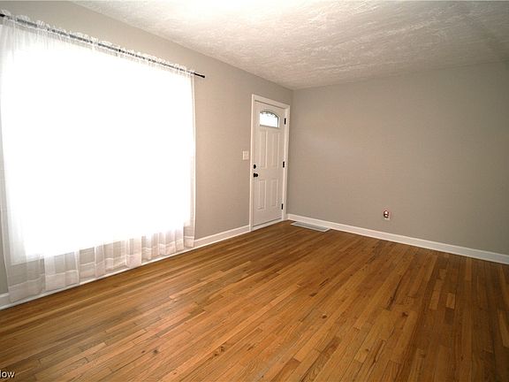 3rd image of 1646 Redwood Ave