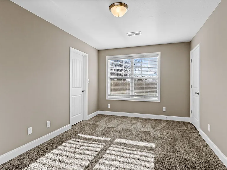 909 Charlotte St — Photo 14