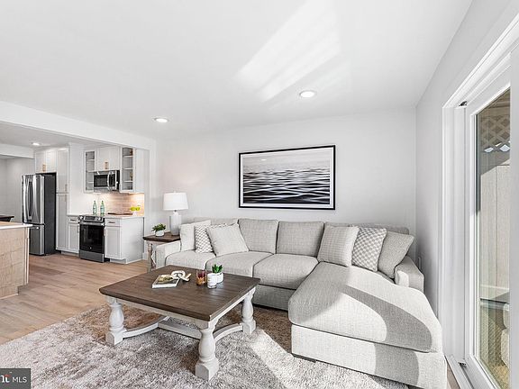 3rd image of 615 Salt Spray Rd Unit 3E