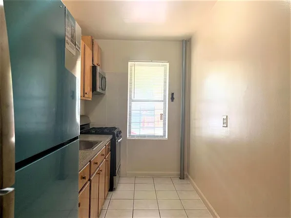 9145 195th St, Hollis, NY 11423
