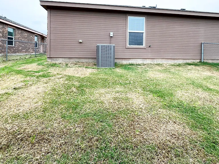 1515 Justin Loop #B — Photo 38