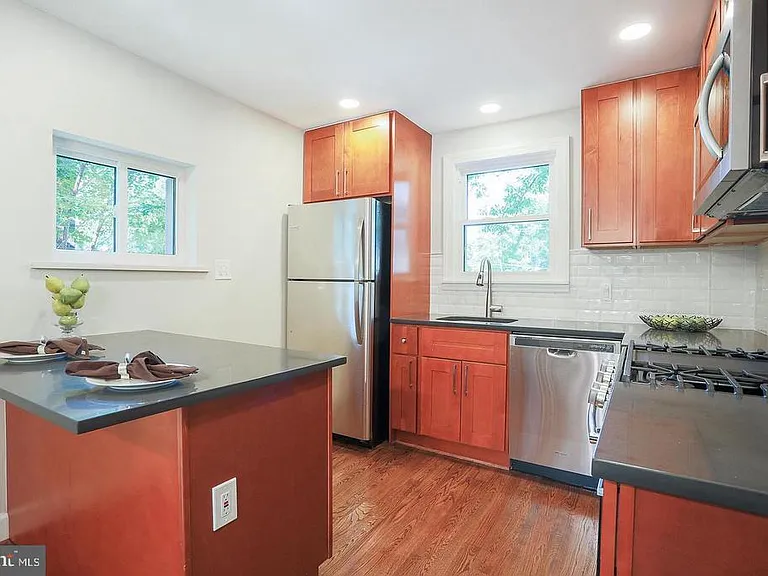 8511 Potomac Ave — Photo 10