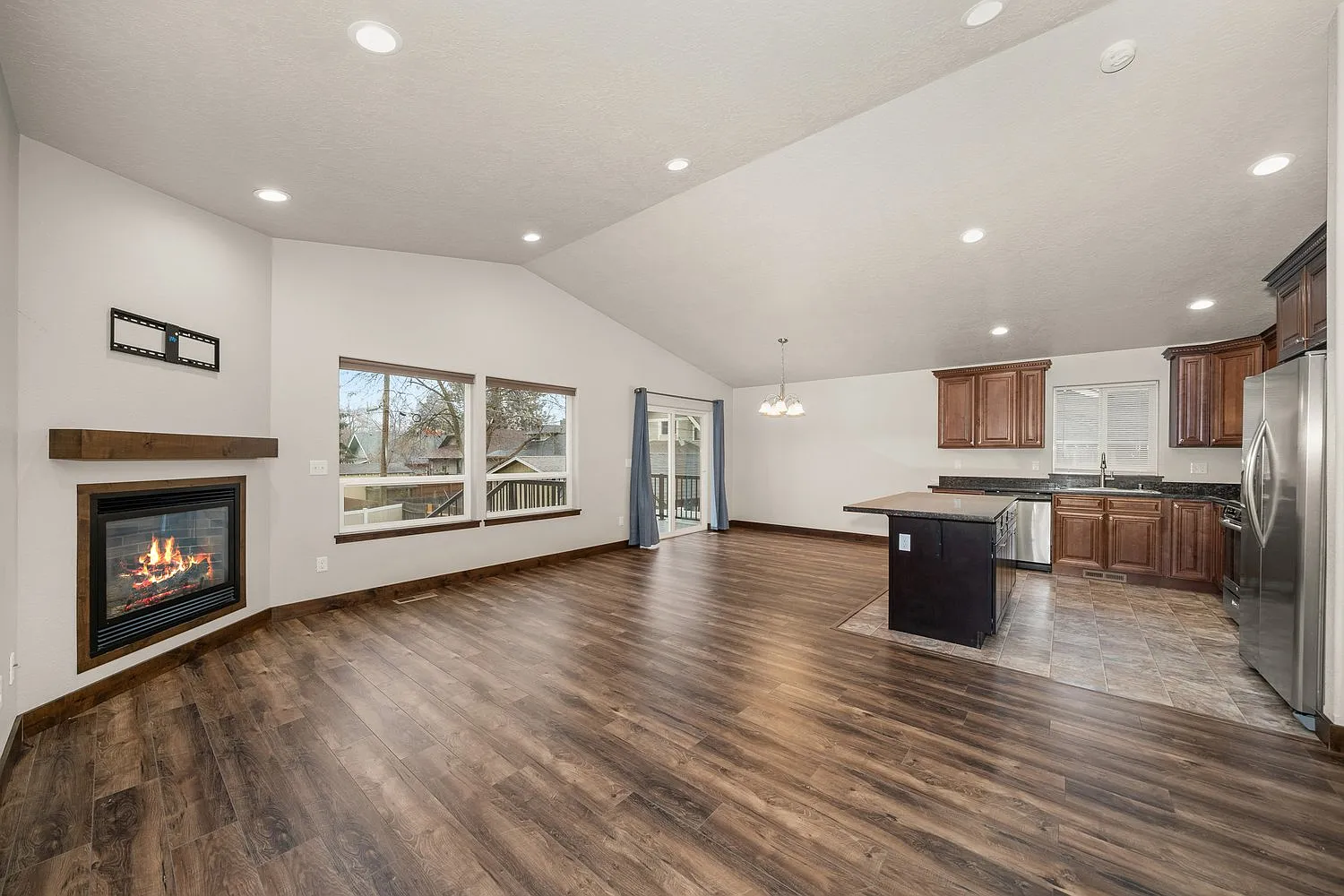 3 bed, 2450 sqft, $2,950 — Photo 2