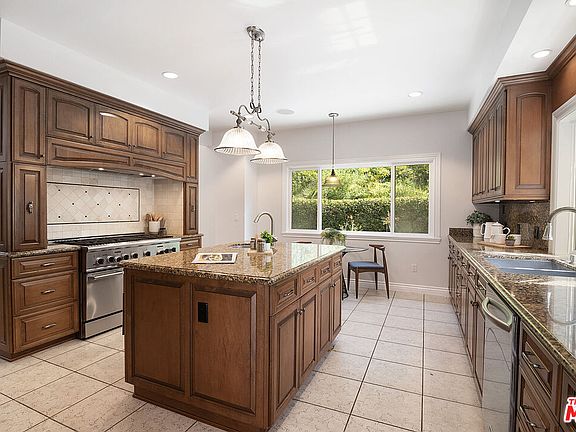 5th image of 2332 Castle Heights Ave