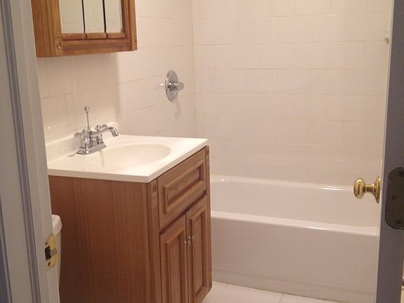 2nd image of 305 Livingston St APT 1