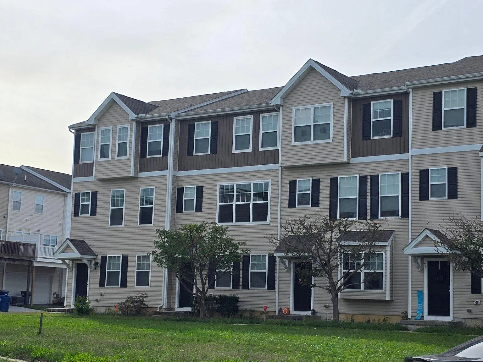 4 bed, 4.0 bath, 1916 sqft, $2,000 — Photo 2