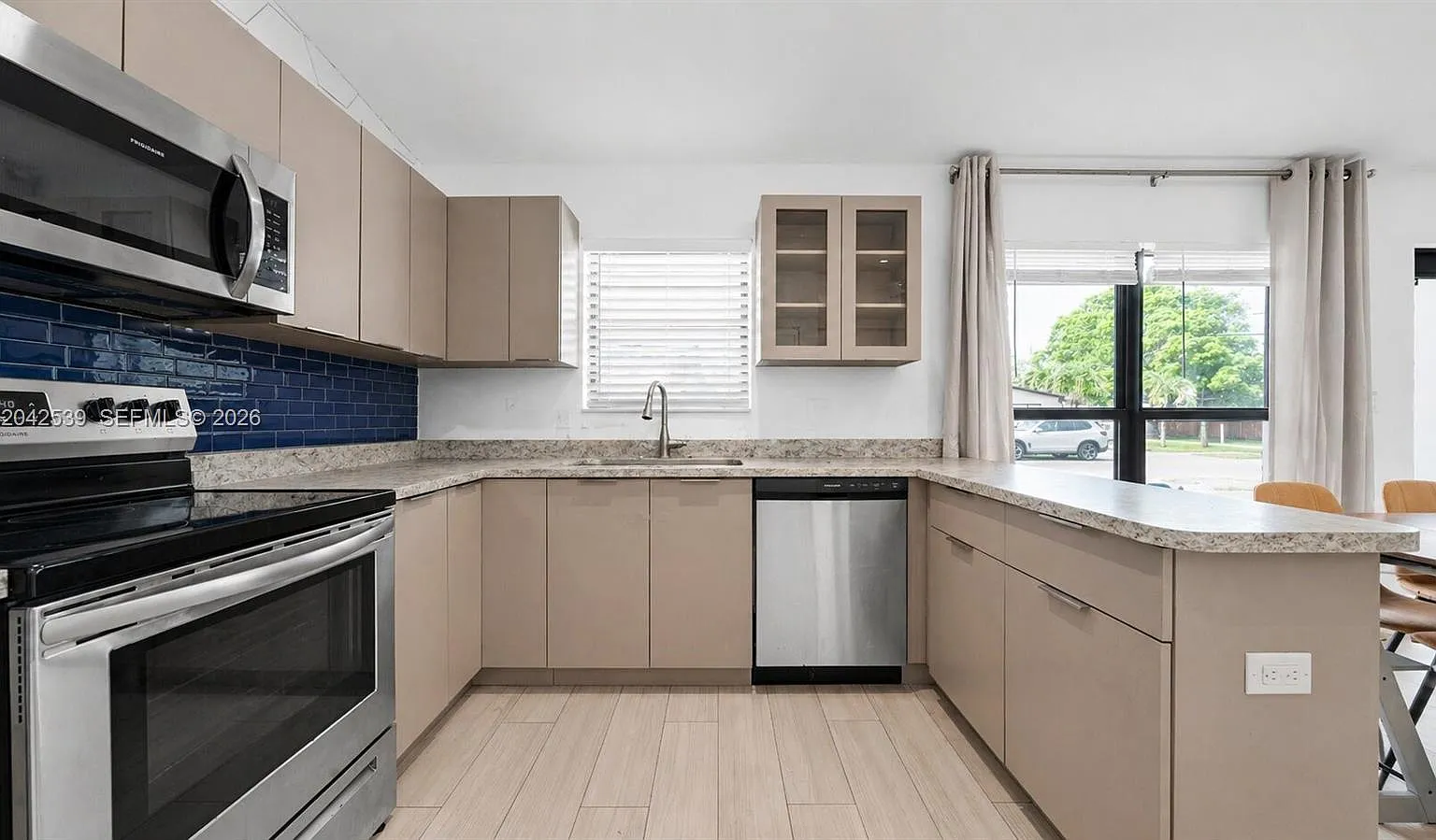 Hollywood South Side Add — Photo 3