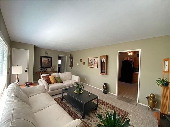 5th image of 49 Fairlawn Dr
